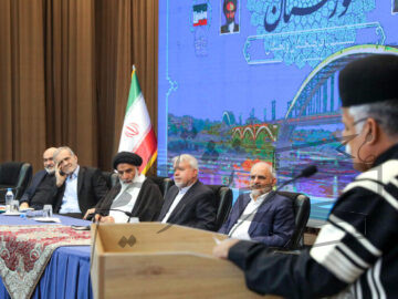 داراب قنبری شهروند گتوندی حامی پزشکیان:جناب رییس جمهور مردم خوزستان از قوم بزرگ لر، عرب، بختیاری، قشقایی، شوشتری، دزفولی و… همچون ریسمان حبل المتین، زیر شدیدترین بمباران موشک و خمپاره استقامت کردیم، جان و مال دادیم ولی ملک و میهن ندادیم