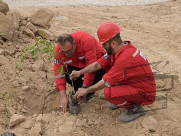 به همت کارکنان دستگاه حفاری ۷۰ فتح شرکت ملی حفاری ایران محقق شد  کاشت ۲۰۰ اصله نهال درخت کهور در موقعیت عملیاتی میدان نفتی اهواز