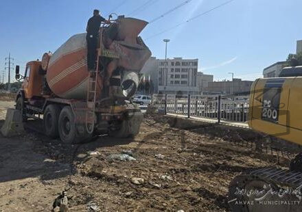 ادامه روند عملیات لوله گذاری دفع آب های سطحی بلوار جمهوری