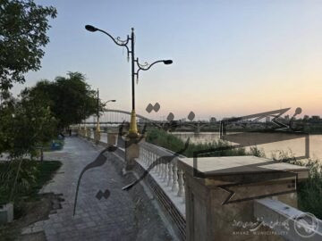 نصب پایه های روشنایی ساحل شرقی کارون واقع در محدوده منطقه یک شهرداری اهواز