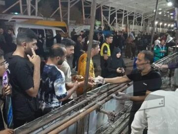 خدمت رسانی پرسنل منطقه یک در موکب شهدای شهرداری اهواز در مرز چذابه