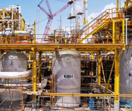 بارگذاری کاتالیست ایرانی در اولین رآکتور پتروشیمی آپادانا با همت تیم فنی و بهره برداری، کاتالیست رآکتور ۱۰۰۲ خود را بارگذاری کرد تا قدمی دیگر به راه اندازی نزدیک شود.