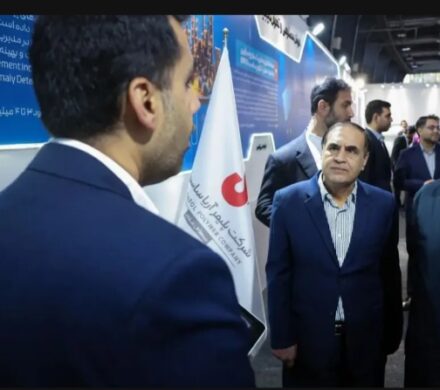 بازدید رئیس‌جمهور از غرفه آریاساسول در نمایشگاه فناوری‌های پیشرفته ایران