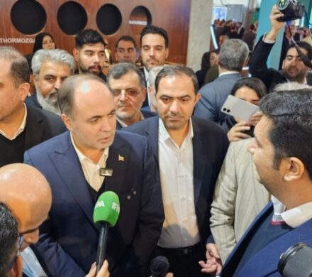 بازدید وزیر جهاد کشاورزی از کانتر آریاساسول در نمایشگاه شیلات بوشهر
