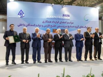 مدیر ساخت داخل پالایش گاز هویزه در نمایشگاه ایران‌پتروکم مورد تقدیر قرار گرفت